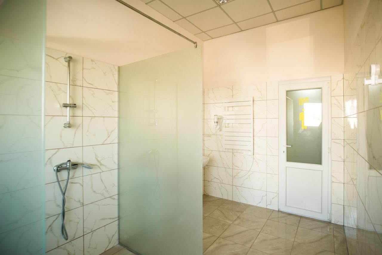 Si-Yo Hostel 乌日霍罗德 外观 照片